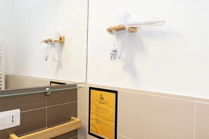 Dobbeltværelse - 1 queensize-seng - ikke-ryger - privat badeværelse | Badeværelse | Bruser, gratis toiletartikler, hårtørrer, badekåber