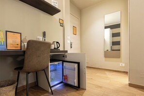 Double or Twin Room, Non Smoking, Private Bathroom | Mini-refrigerator - Affittacamere La Loggia de' Banchi (La Spezia)