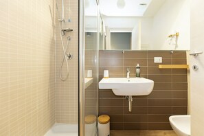 Quarto casal, 1 cama Queen, para não fumantes, banheiro privativo | Banheiro | Chuveiro, produtos de toalete grátis, secador de cabelo 