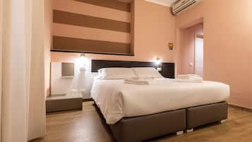 Doppelzimmer, 1 Queen-Bett, Nichtraucher, eigenes Bad | 1 Schlafzimmer, Bettwäsche aus ägyptischer Baumwolle