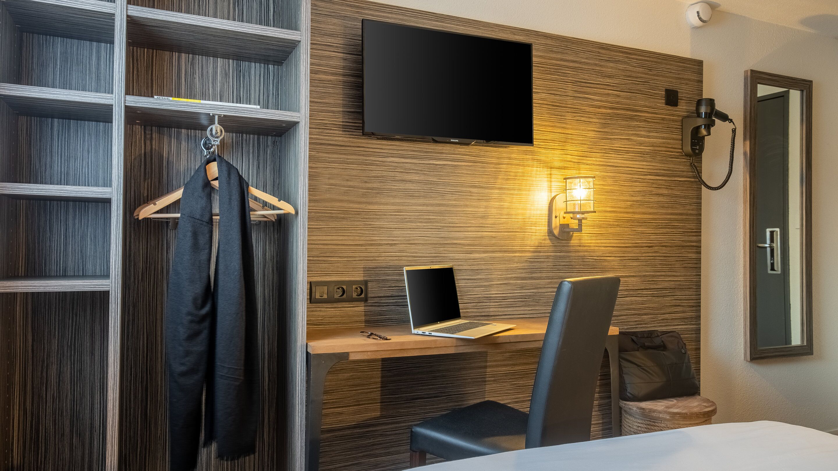 double room | pillow-top beds, in-room safe, desk, laptop workspace