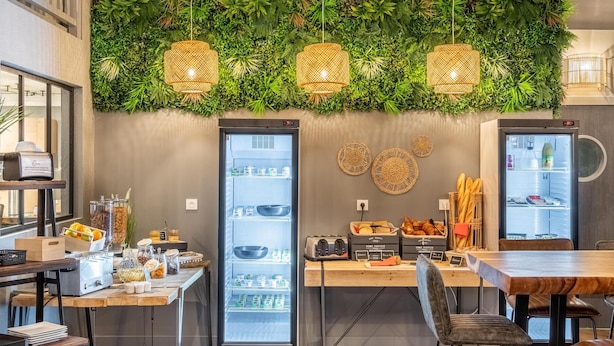 Daily buffet breakfast for a fee - Sure Hotel by Best Western Angers Sud (Les Ponts-de-Ce)