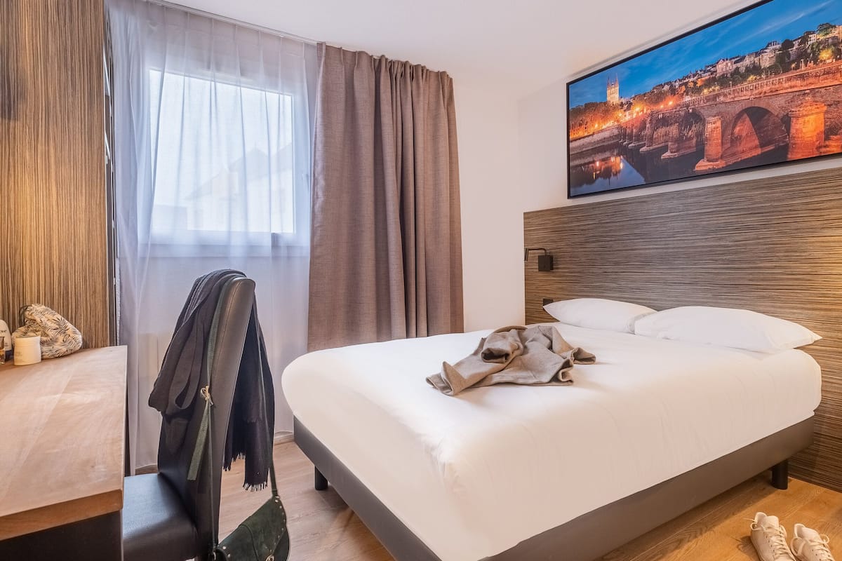 Comfort Double Room | Pillowtop beds, in-room safe, desk, laptop workspace