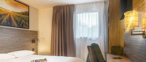 Camas com colchões pillow-top, cofres nos quartos, escrivaninha