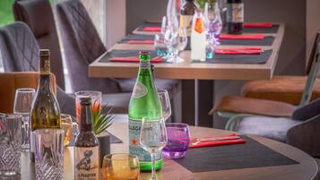 Un tavolo imbandito con diverse bottiglie e bicchieri, che suggerisce un ambiente da ristorante.