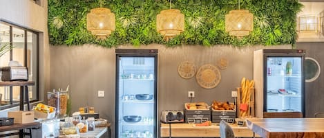 Daily buffet breakfast (EUR 13.90 per person)