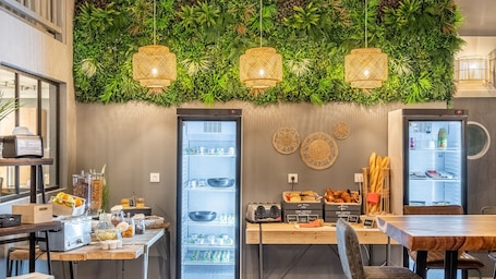 Daily buffet breakfast (EUR 13.90 per person)