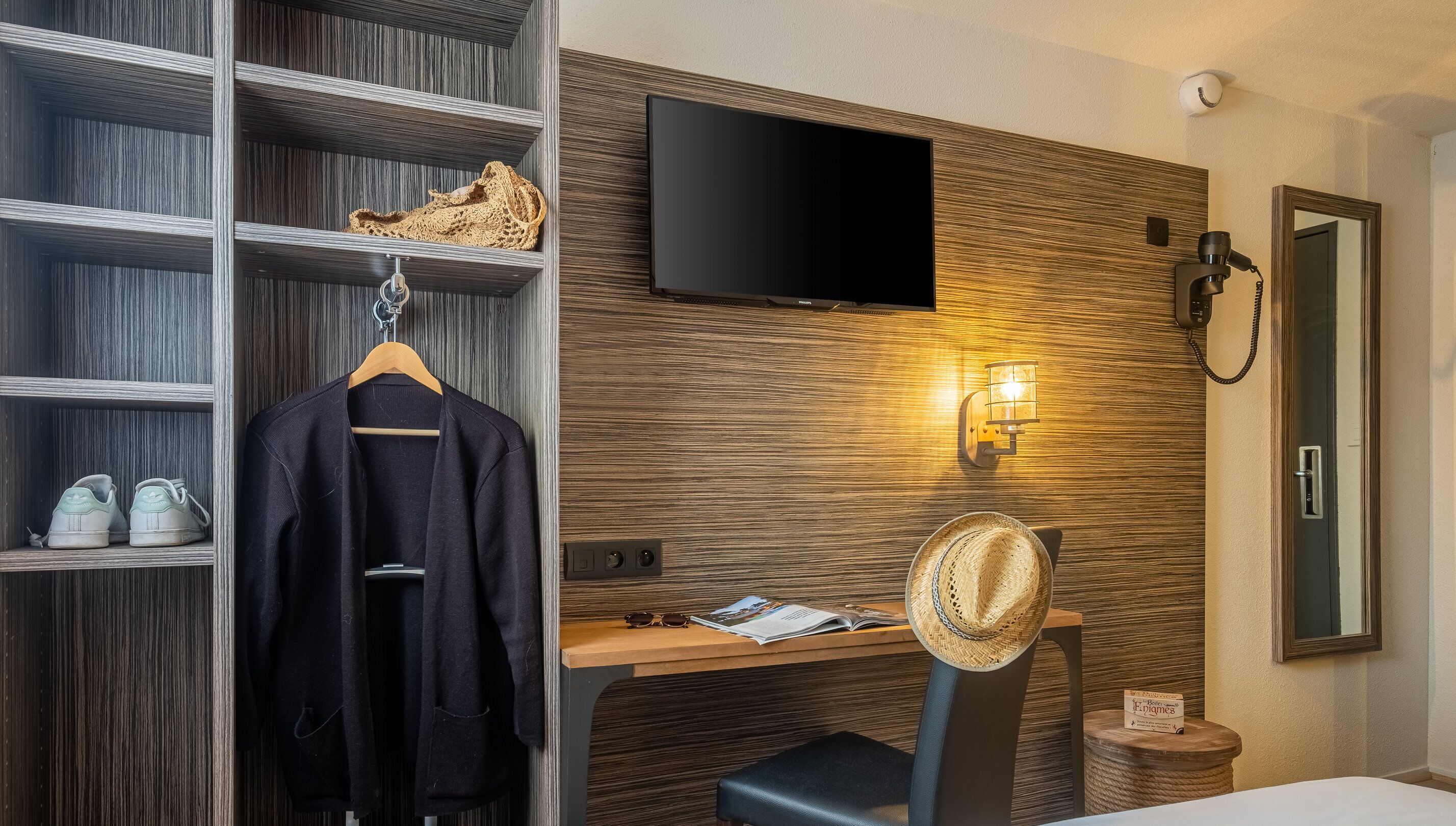 double room | pillow-top beds, in-room safe, desk, laptop workspace