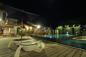 สระว่ายน้ำกลางแจ้ง, ร่มริมสระว่ายน้ำ, เก้าอี้อาบแดดริมสระ