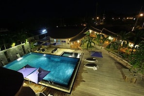 Outdoor pool, pool umbrellas, sun loungers - Tique Series Boutique Resort (Rayong)