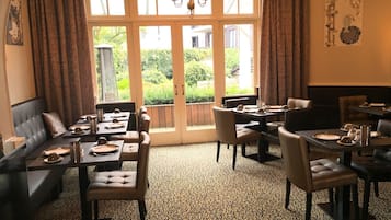 Frukostbuffé varje dag (EUR 17 per person)