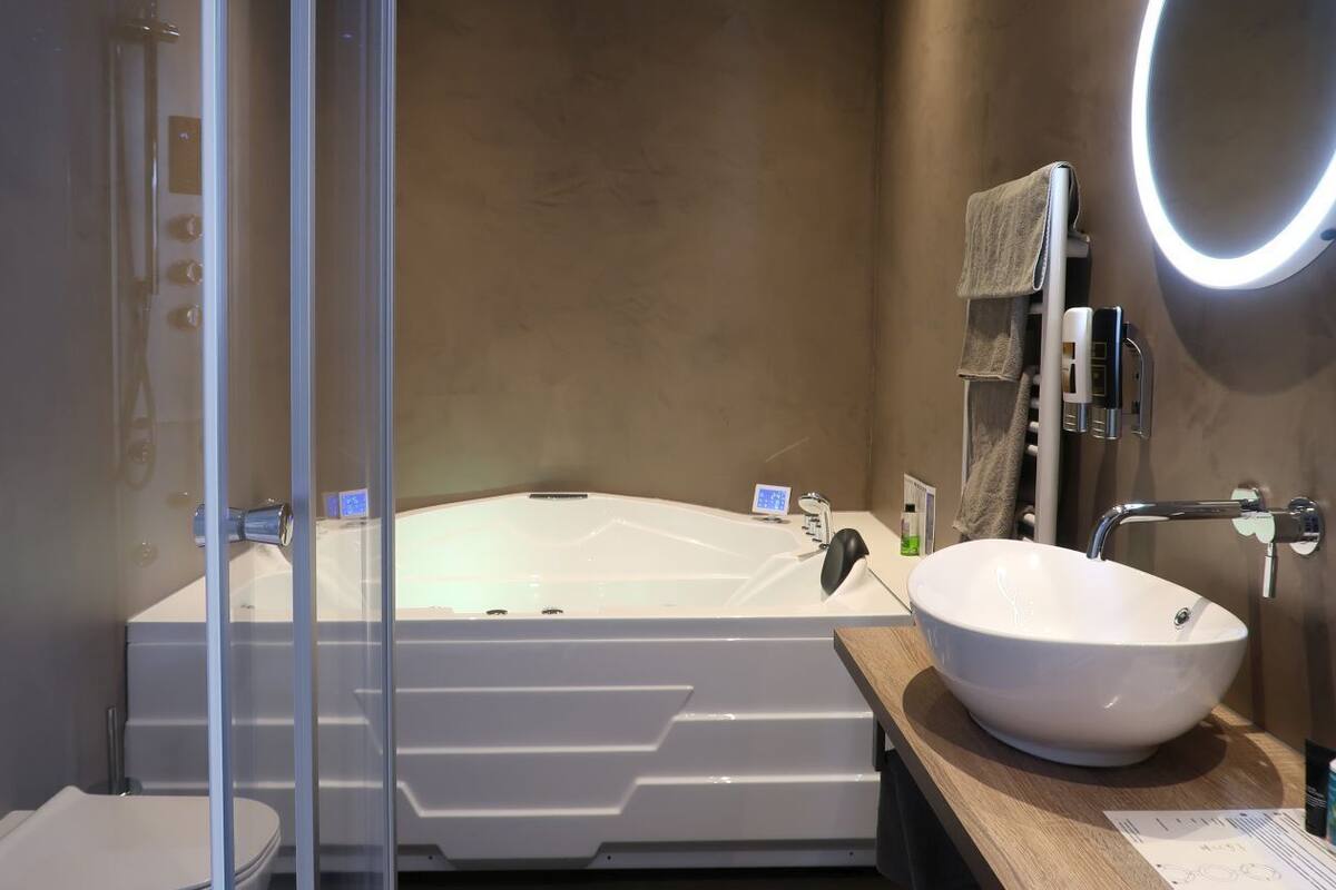 suite | bathroom | hair dryer, towels