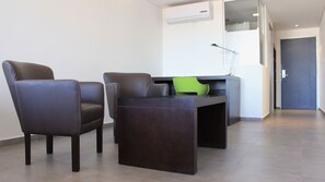 In-room safe, desk, laptop workspace, soundproofing - Hotel Neu 354 (Neuquén)