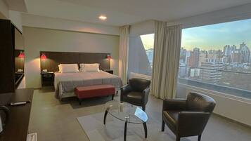 Habitación doble ejecutiva, 1 cama King size | Caja de seguridad en la habitación y escritorio