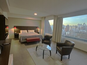 Habitació doble executiva, 1 llit de matrimoni gran | Caixa forta a l'habitació i escriptori 