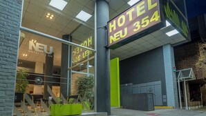 A modern hotel entrance with a prominent sign reading "HOTEL NEU 354". - Hotel Neu 354 (Neuquén)
