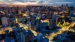A high-rise hotel with multiple floors, surrounded by a dense urban area with other buildings and streets. - Hotel Neu 354 (Neuquén)