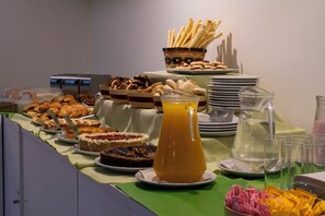 Esmorzar diari d'estil bufet gratuït 