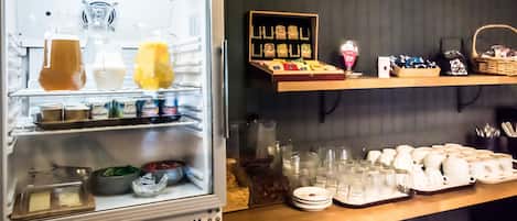 Se ofrece un desayuno bufé (8.5 EUR por persona)