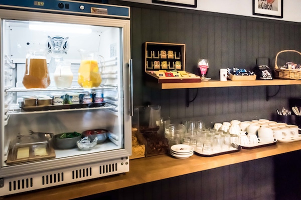 Desayuno buffet (EUR 8.5 por persona)