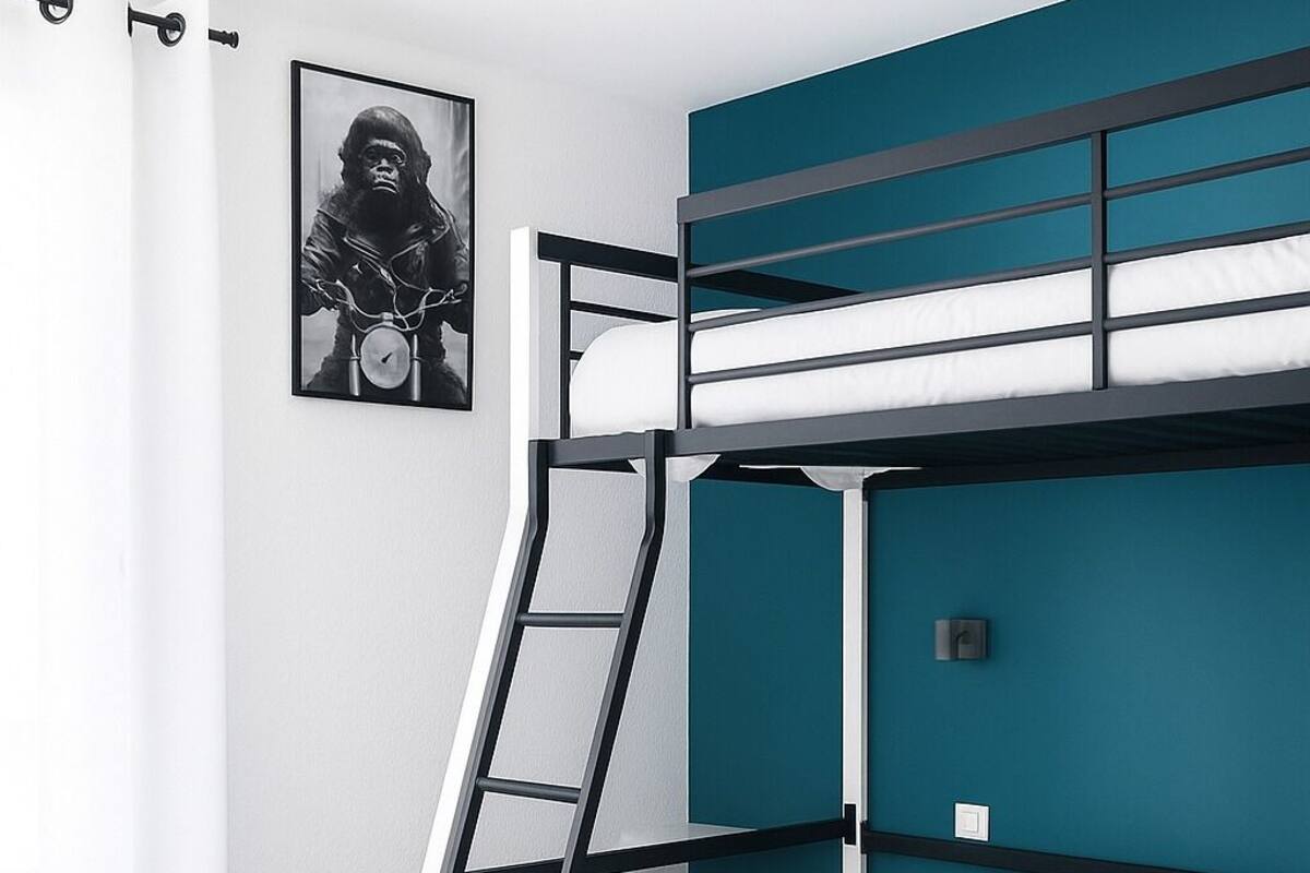 Escritorio, sistema de insonorización, wifi gratis y ropa de cama
