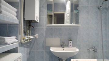 Superior-Apartment, 1 Schlafzimmer, Küche, Flussblick | Badezimmer | Badewanne, kostenlose Toilettenartikel, Haartrockner, Handtücher
