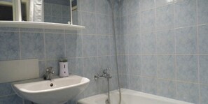 Apartamento superior, 1 quarto, cozinha, vista para o rio | Banheiro | Banheira, produtos de toalete grátis, secador de cabelo 