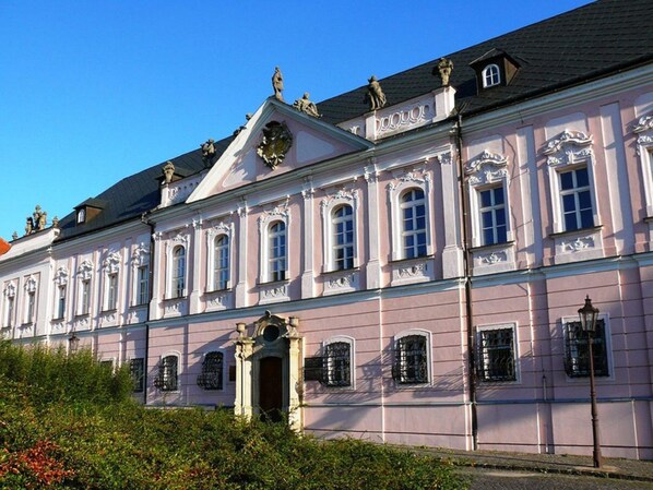 المنشأة من الخارج