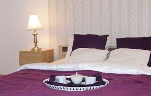 1 غرفة نوم وميني بار وتجهيزات عازلة للصوت ومكواة/لوح كي