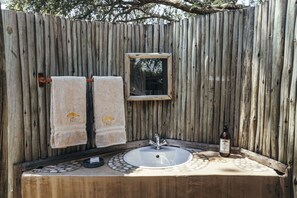 Tent (Anabezi) | Bathroom | Separate tub and shower, free toiletries, towels