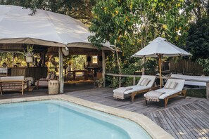 2 outdoor pools