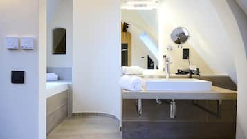 Een moderne badkamer met een ingebouwd wastafelmeubel, een spiegel en een handdoekrek.