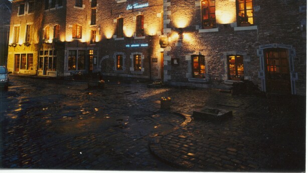 A historic building with multiple windows and a cobblestone street. - Les Tanneurs de Namur (Namur)