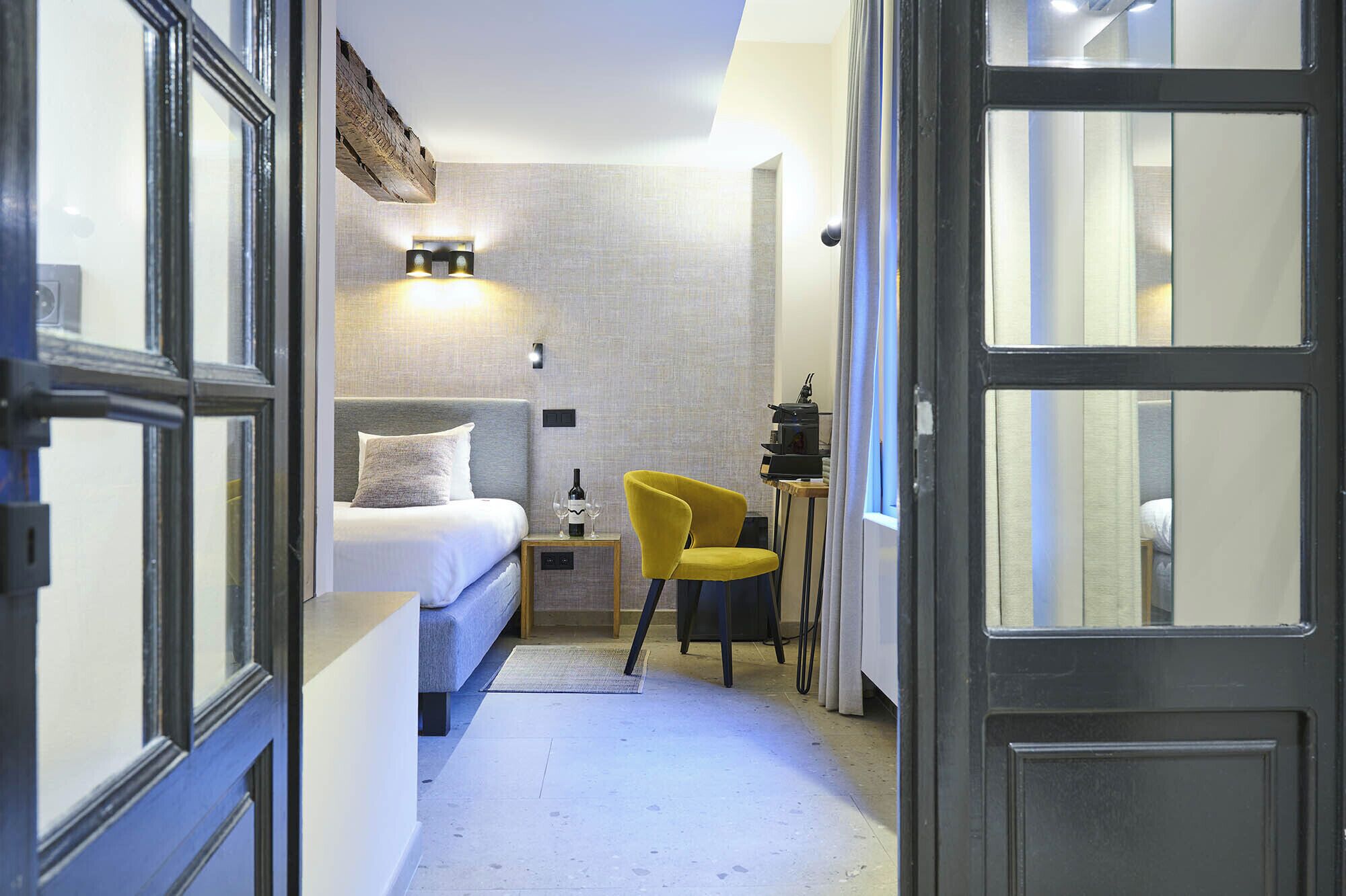 Chambre double avec Baignoire spa | 迷你吧、隔音、免費無線上網、床單