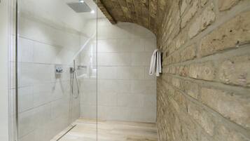 Superior kamer, 1 twee- of 2 eenpersoonsbedden | Badkamer | Een haardroger, handdoeken