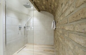 Superior kamer, 1 twee- of 2 eenpersoonsbedden | Badkamer | Een haardroger, handdoeken