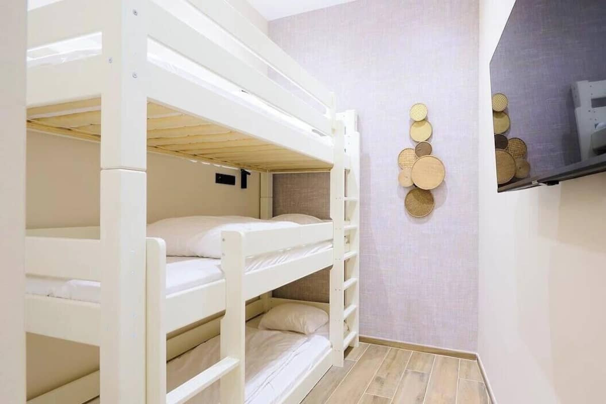 Minibar, sistema de insonorización, wifi gratis y ropa de cama 