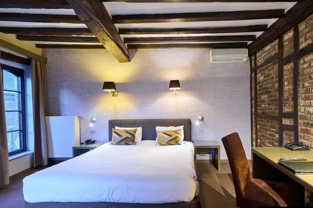 Minibar, sistema de insonorización, wifi gratis y ropa de cama 