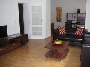 Departamento de lujo, 1 habitación, balcón | Sala de estar | Televisión 