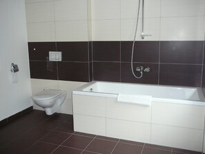 Comfort Apartment, 1 Bedroom | Bathroom | Bathtub, free toiletries, hair dryer, towels