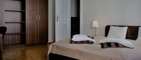 ลักซ์ชัวรี่อพาร์ทเมนท์, 1 ห้องนอน, ระเบียง | โต๊ะทำงาน, ผ้าม่านกันแสง, เตารีด/โต๊ะรีดผ้า, เปล/เตียงเด็กอ่อน (ฟรี)