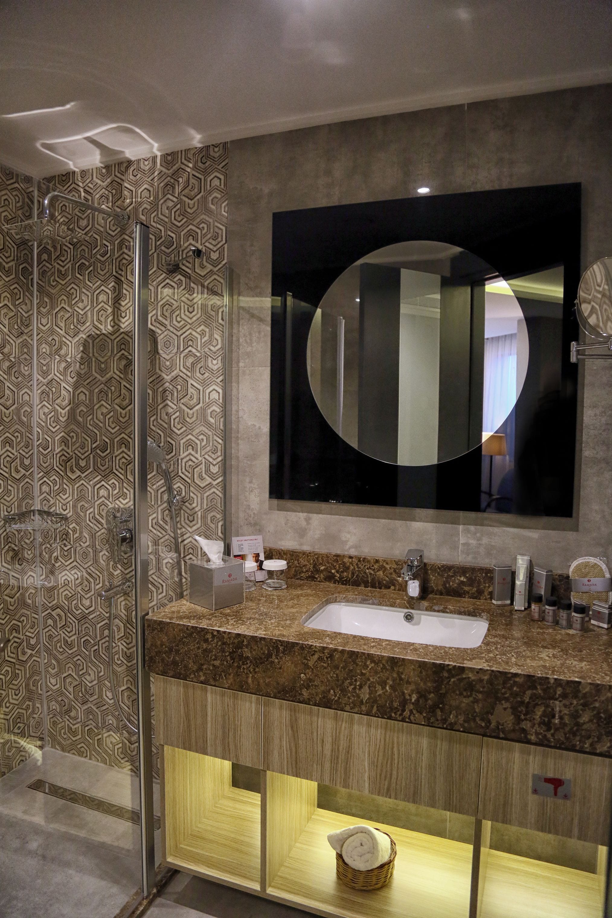 shower, rainfall showerhead, free toiletries, hair dryer