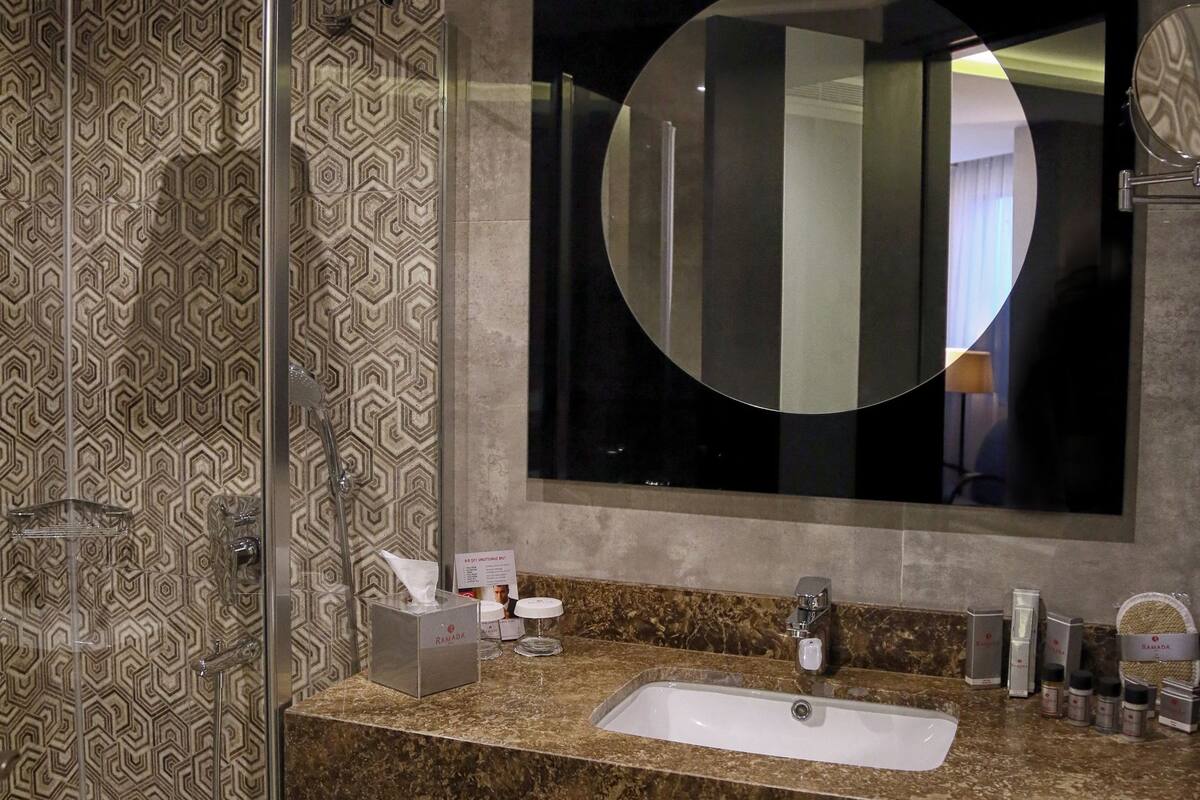 shower, rainfall showerhead, free toiletries, hair dryer