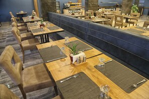 Petit déjeuner, déjeuner et dîner servis sur place