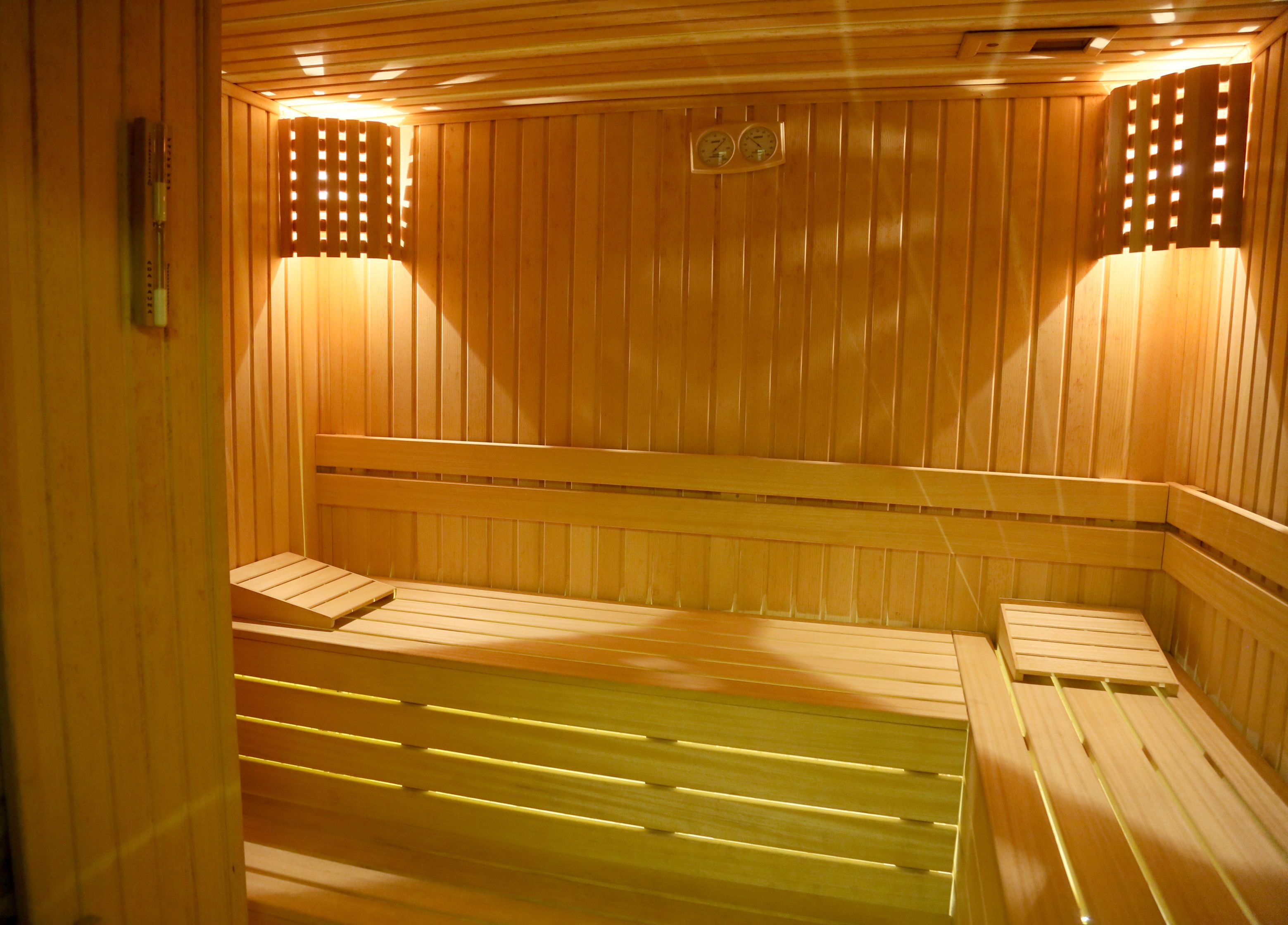 Un sauna avec des bancs en bois et des parois à lattes.