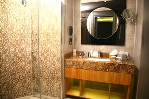 Douche, douche à « effet pluie », articles de toilette gratuits