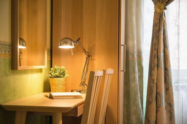 Dusche, kostenlose Toilettenartikel, Haartrockner, Handtücher