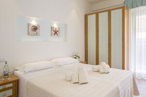 Ropa de cama hipoalergénica y caja de seguridad en la habitación 