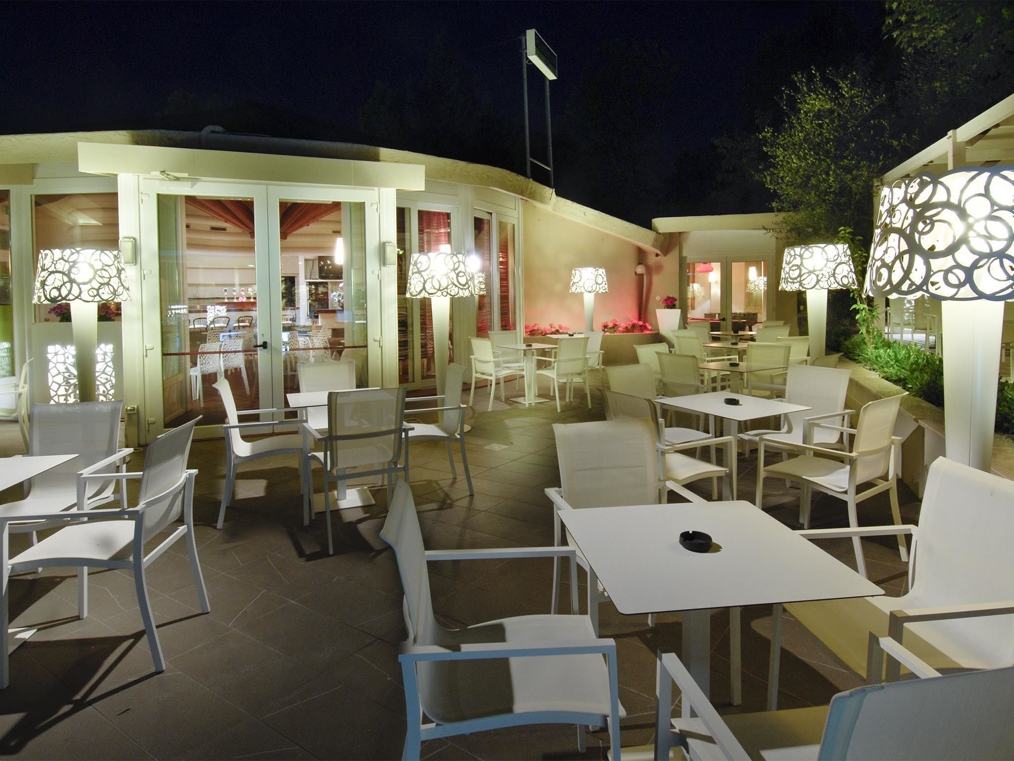 dinner and brunch served, international cuisine