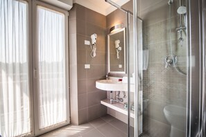 Shower, free toiletries, hair dryer, bidet - Hotel Pacific (Cattolica)